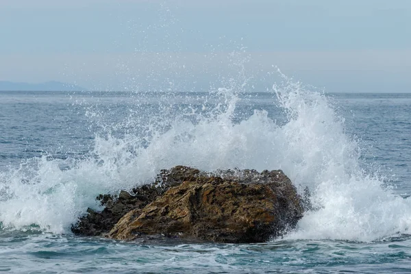 Welle bricht auf Felsen direkt hinter Strand, Lagunenstrand, Kalifornien — Stockfoto