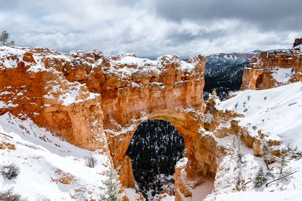 Formation naturelle d'arche avec neige dans le canyon de Bryce . — Photo