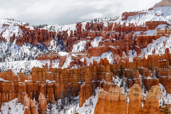 Hoodoos et neige, mur de canyon du parc national de Bryce Canyon — Photo