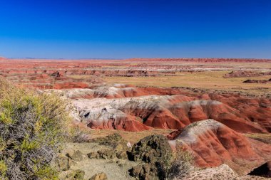 Arizona'nın boyalı çöl tepelerinde kırmızı.