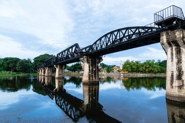 Most na rzece Kwai ("most śmierci") o świcie, Kanchanaburi, Tajlandia. — Zdjęcie stockowe