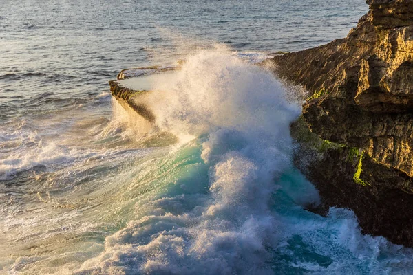 Giant Wave Crashing Rocky Outcrop Devil Tear Coast Nusa Lembongan — Stockfoto