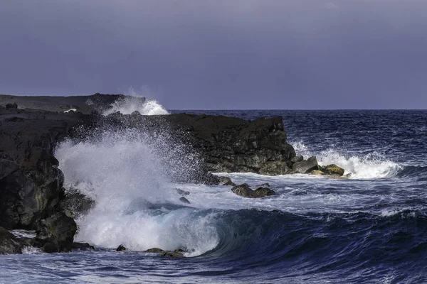 Vågen Kraschar Svarta Vulkaniska Klippor Svart Sandstrand Hawaiis Big Island — Stockfoto