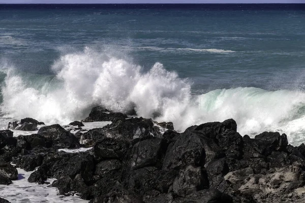 Vit Våg Bryter Mot Svarta Vulkaniska Stenar Konakusten Hawaiis Big — Stockfoto