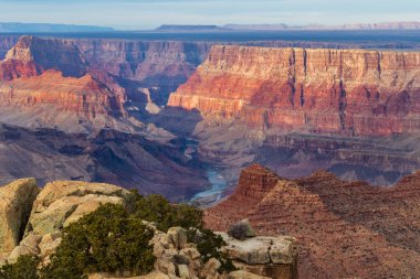 Gün batımında Büyük Kanyon 'da, güney tarafındaki Desert View noktasından. Parlak kırmızı uçurumlar, Colorado nehri çok aşağıda. 