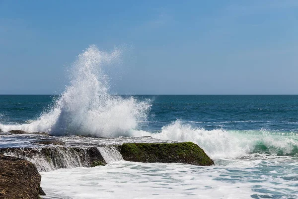 Wellenbrechende Felsen Bei Ebbe Der Nähe Des Tanah Lot Tempels — Stockfoto