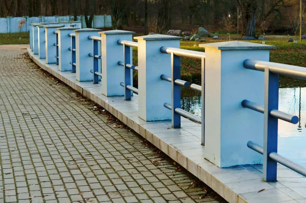 Gölde bir Beton çit kentin havuz etrafında taş çit