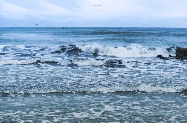 海の嵐、波カバー桟橋、バルト海の重度の嵐 — ストック写真