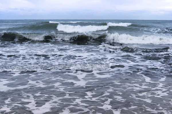 海の嵐、波カバー桟橋、バルト海の重度の嵐 — ストック写真