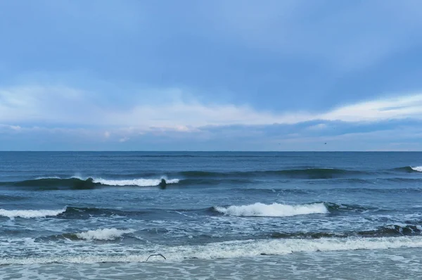 Шторм на морі, хвилі покриття пристані, сильний шторм у Балтійському морі — стокове фото