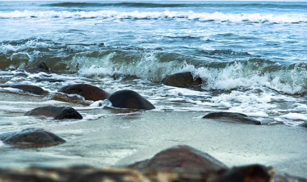 Uma tempestade no mar, as ondas cobrem o cais, uma tempestade severa no mar Báltico — Fotografia de Stock