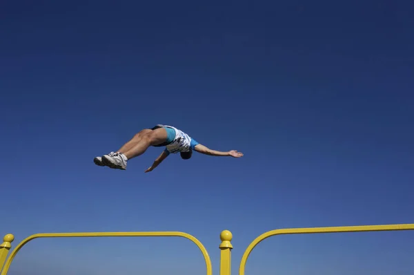 Acróbata, saltos mortales, libre — Foto de Stock