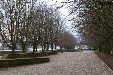 sokakta bulutlu hava