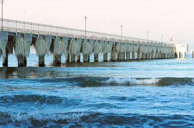 büyük buz sarkıtları, deniz iskele üzerinde buzlanma