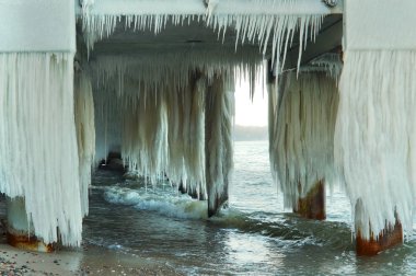 büyük buz sarkıtları, deniz iskele üzerinde buzlanma