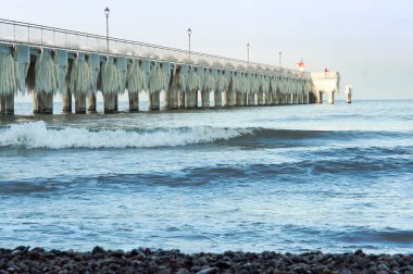 Baltık Denizi deniz iskelede krema, kış