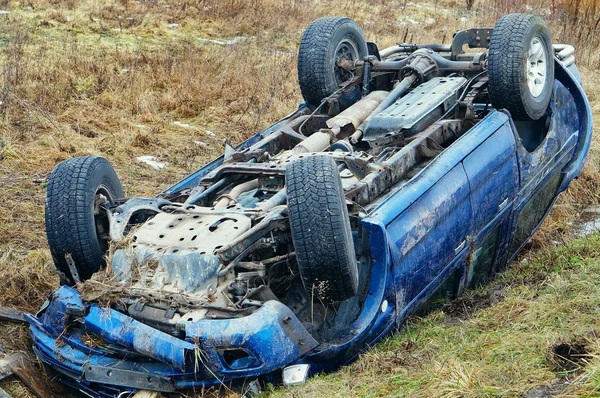 El coche volteó, estrellándose en el techo — Foto de Stock