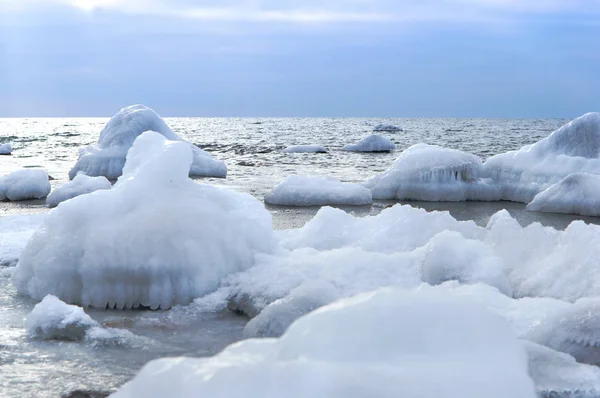 O mar está congelado, furar no gelo, a costa do mar no inverno de gelo no mar Báltico, gelo na beira-mar — Fotografia de Stock