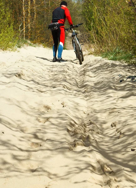 Lopen met de fiets, rider, wielen op zand, zand, lopen, reizen, avontuur, gezond leven, activiteiten — Stockfoto