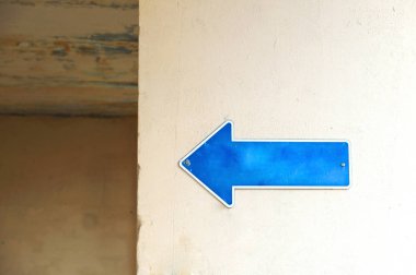 sokaktaki binanın duvarındaki bir işaret