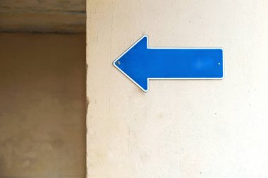  sokaktaki binanın duvarındaki bir işaret