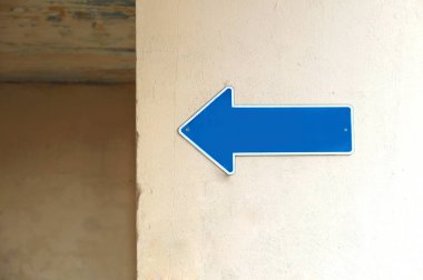  sokaktaki binanın duvarındaki bir işaret
