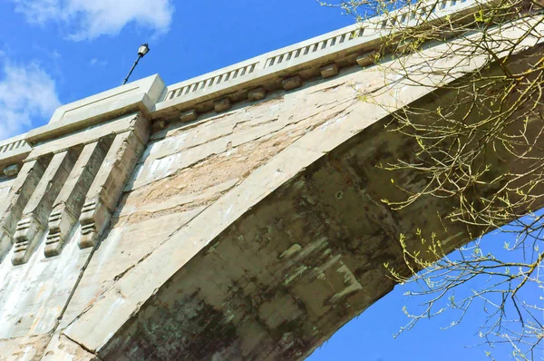 Виадук из бетона в лесу, примыкающий к перилам моста — стоковое фото