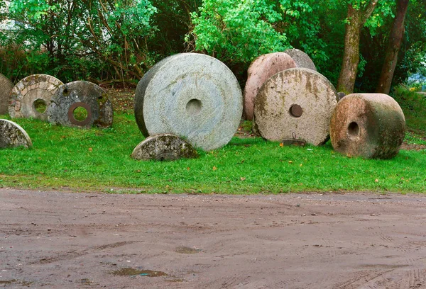 Piedra de molino, hormigón, redondo, diferente, moler, molino, granja — Foto de Stock