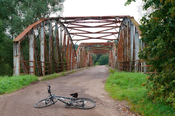 Ponte, turismo, Bicicleta, enferrujado, rebitado, velho, ferro — Fotografia de Stock