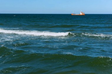 Sahilde, bir fırtına Baltık Denizinde dalgalar deniz