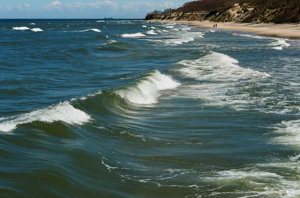 Las olas del mar en la playa, una tormenta en el mar Báltico — Foto de Stock
