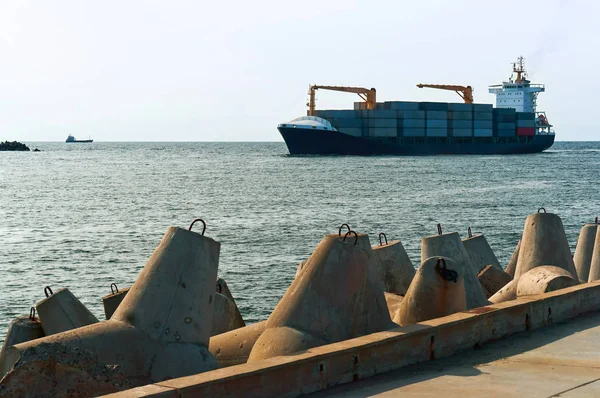 Грузовое судно в море, судно вернулось в порт Балтийского моря — стоковое фото