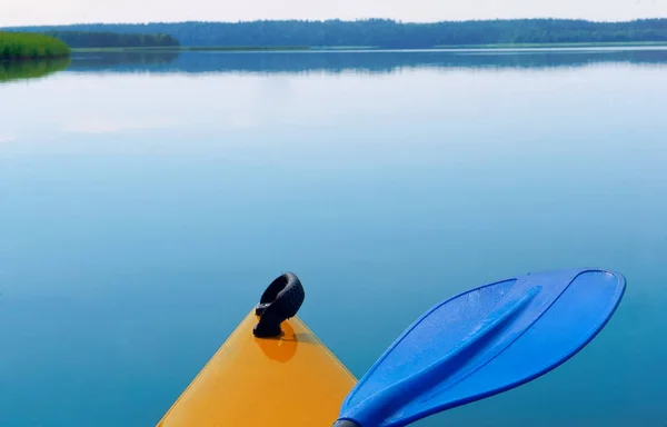 The bow of the kayak, the bow of yellow kayak over the water — Stock Photo, Image