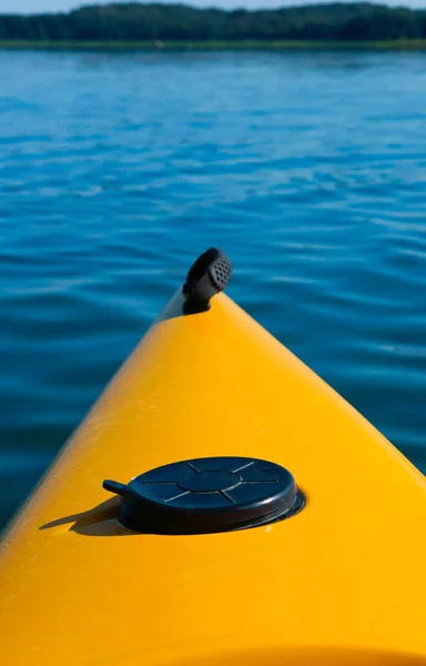 La prua del kayak, la prua del kayak giallo sull'acqua — Foto Stock