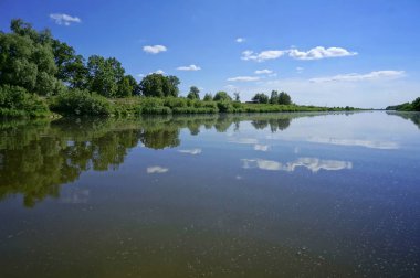Göl, gölün sakin yüzeyi kıyı yansıması