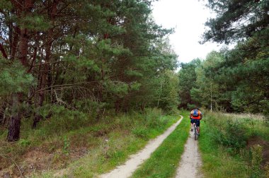bir adam bir bisiklet ile bir patika üzerinde gidiyor bir gün kapalı Bisiklete binme