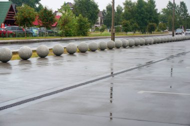 Beton beton şehir sokak, ıslak yol ve dekoratif kase toplar yaptı