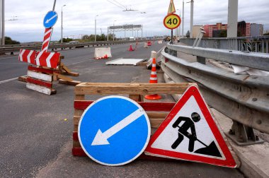 yollar tamiri, uyarı yol yol işaretleri onarır.