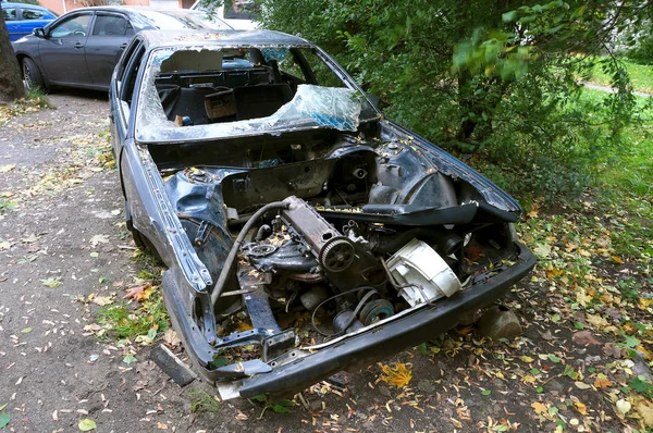 Старий покинутий автомобіль, старий зламаний іржавий — стокове фото