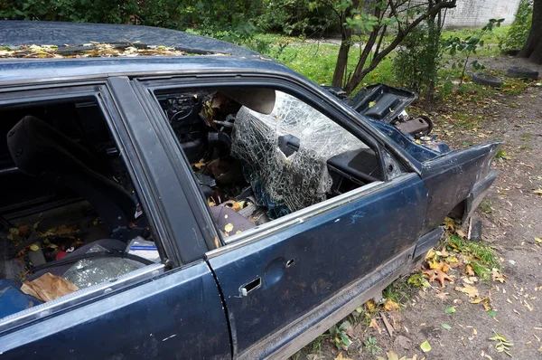 Velho carro abandonado, um velho enferrujado quebrado — Fotografia de Stock