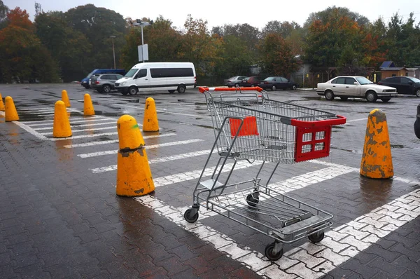 Kosár, kosár áruk a Parkin a tárolóból a — Stock Fotó