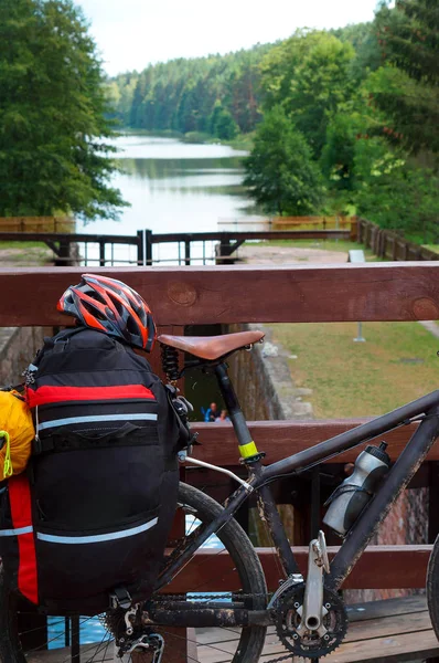 Fiets reiziger op de brug, de reis op de fiets — Stockfoto