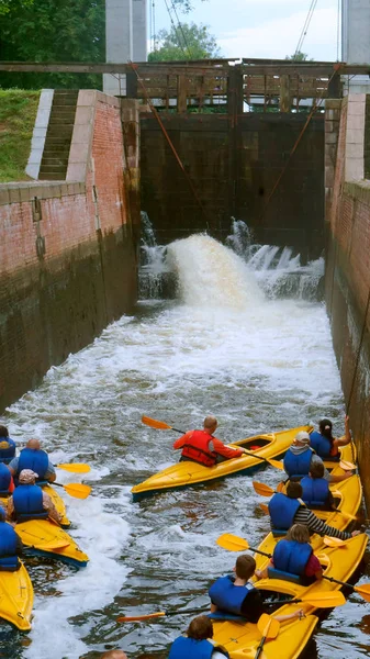 Kayaking through the gateway, a lot of kayakers participate in the alloys — Stock Photo, Image