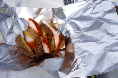 kamp ateşi folyoyu pastırma ile patates fırında, pastırma patates folyo ile yangın yemek