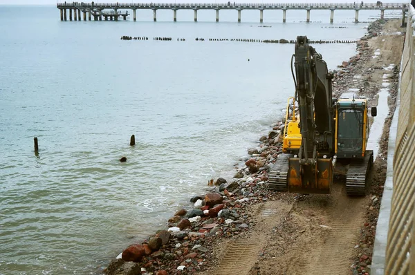 A construção de estruturas de protecção costeira, construção — Fotografia de Stock