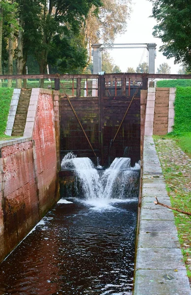 Passerelle hydraulique, contrôleur de passerelle, le niveau d'eau dans le canal — Photo