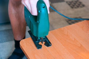 jigsaw ve Ağaç kesme jigsaw Manuel çalışan bir marangoz