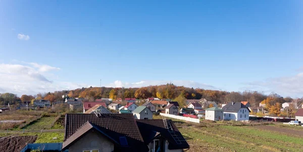 Byn utsikt från fönstret, vacker utsikt från Fönstren på husen och området — Stockfoto