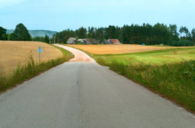 bir alandaki bir alanda geniş bir toprak yol güzel yol