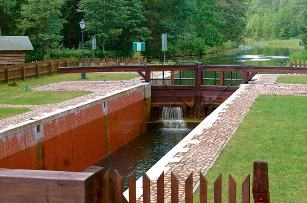 Gateway hidráulica, estrutura hidráulica para ajustar o nível da água no canal — Fotografia de Stock